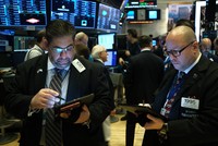 Giới đầu tư mạnh tay bán cổ phiếu